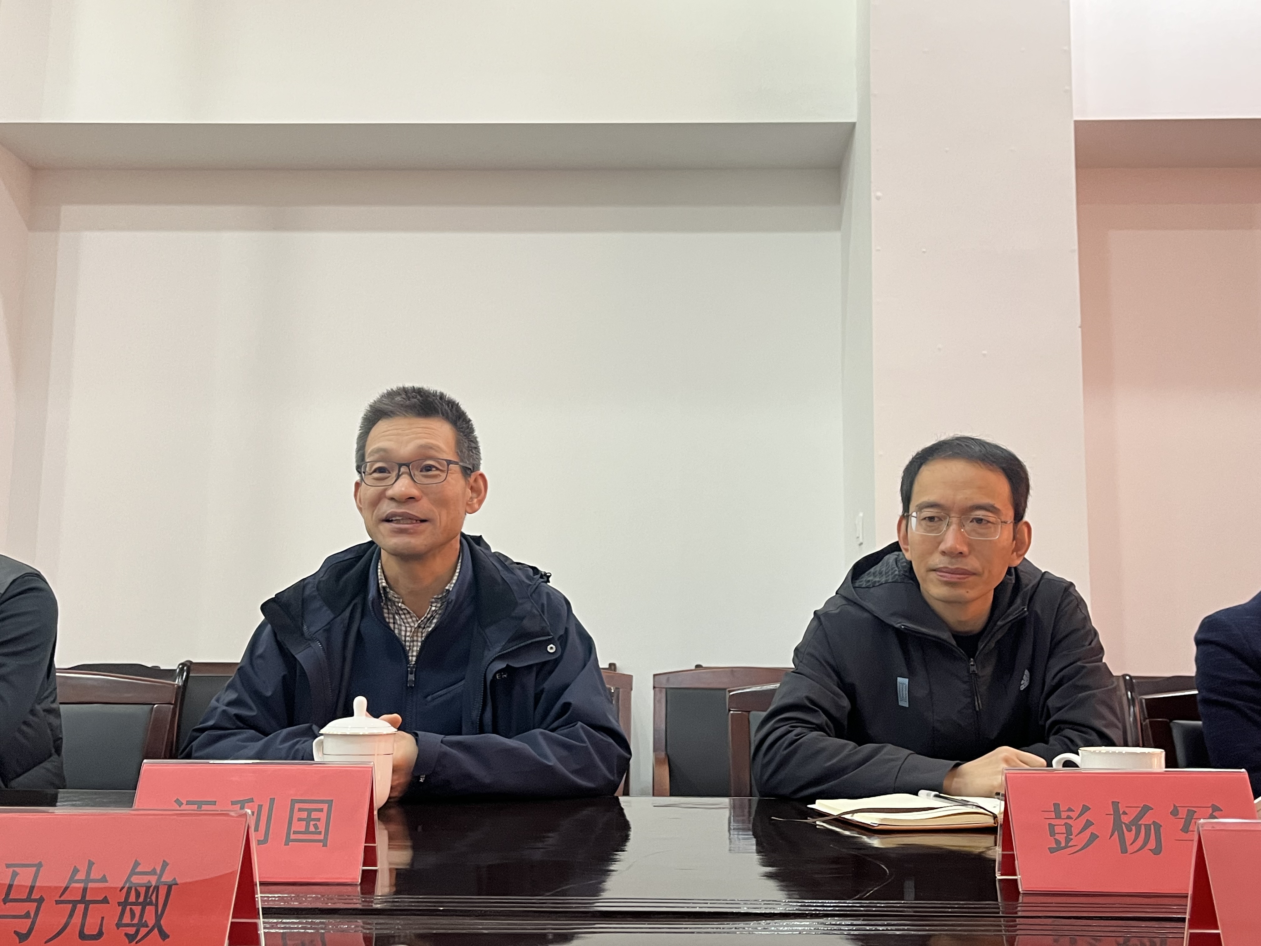圖為董事長汪利國、總經(jīng)理彭?xiàng)钴?jpg