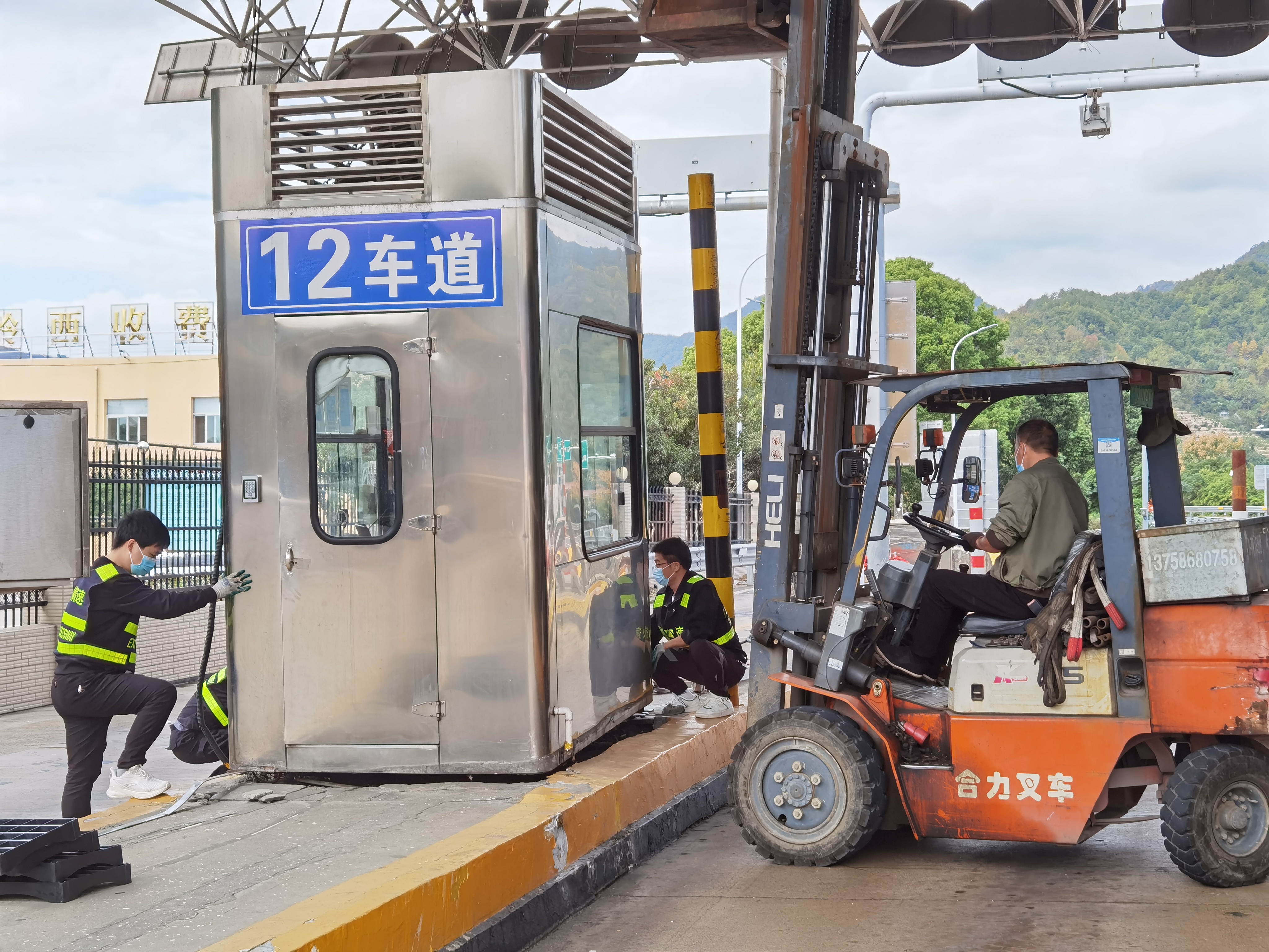 20221025維養(yǎng)中心、施救中心聯(lián)合對崗?fù)みM行搶修1——鄭霞霞拍攝.jpg
